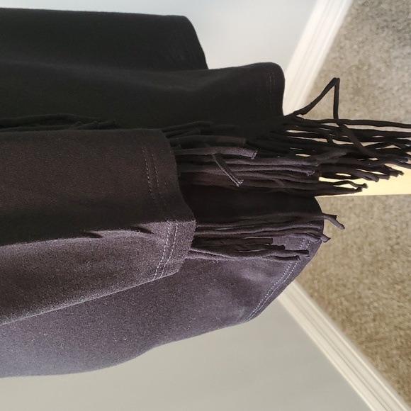 CHA CHA VENTEblack top. Size small. Sleeves and down are fringed. - Picture 5 of 9